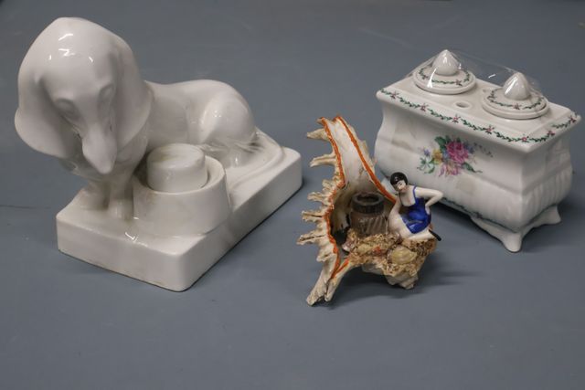 Lot : encrier en porcelaine de Couleuvre décor floral, un encrier...