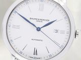 gros plan d'une montre-bracelet avec des chiffres romains