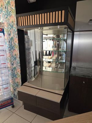 une vitrine en verre au milieu d'une pièce