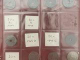une photo d'une boîte de pièces de monnaie sur lesquelles figurent des étiquettes
