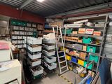 une pièce remplie de boîtes et d'étagères