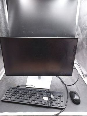 un écran d'ordinateur et un clavier posés sur un bureau, avec une souris