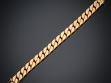 un bracelet en or sur fond noir