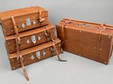 plusieurs bagages empilés les uns sur les autres sur une table