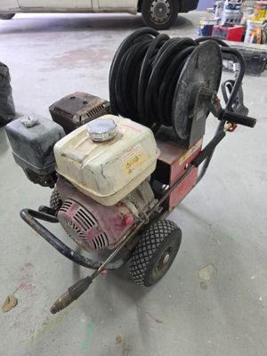 un petit moteur posé sur un chariot dans un garage
