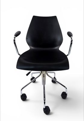 une image représentant une chaise de bureau noire à roulettes sur fond blanc