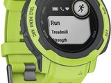 un gros plan d'une montre sur fond blanc, avec un bracelet vert