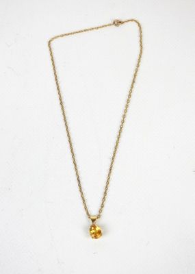 un collier en or orné d'une petite fleur jaune