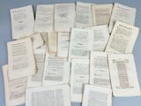 une pile de vieux livres sur une table