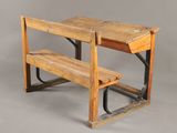 un bureau en bois avec un banc en dessous