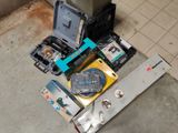 une caisse à outils posée par terre à côté d'une autre caisse à outils