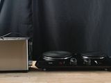 une cafetière et un grille-pain posés sur une table