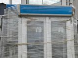 a large window sitting on top of a pallet in a yard