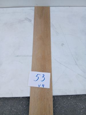 une photo d'un morceau de bois sur lequel est accrochée une étiquette de prix