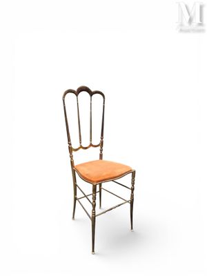 une image représentant une chaise avec une assise en bois sur fond blanc