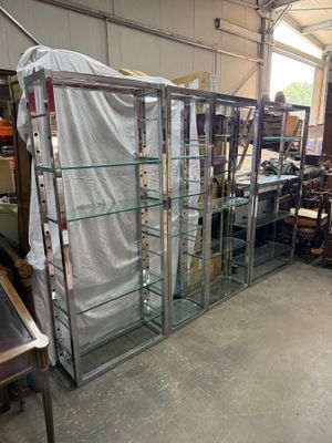 une vitrine en verre au milieu d'une pièce
