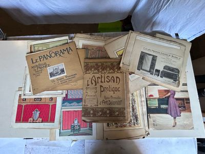 une table sur laquelle sont posés tout un tas de vieux livres