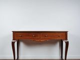 une petite table en bois posée sur un parquet en bois massif