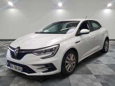 une voiture blanche est garée dans une pièce au sol à carreaux