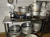 de nombreuses casseroles et poêles sur la table de la cuisine