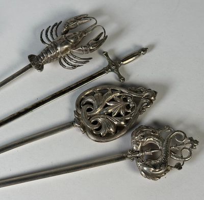trois cuillères en argent munies d'un manche et un manche orné d'un motif