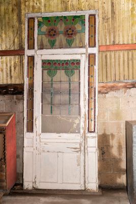 Porte de bistrot en bois polychrome et vitraux polychrome à …