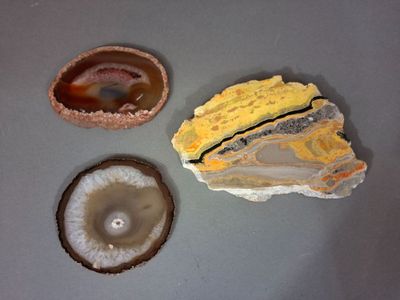 trois types d'agate différents posés sur une table