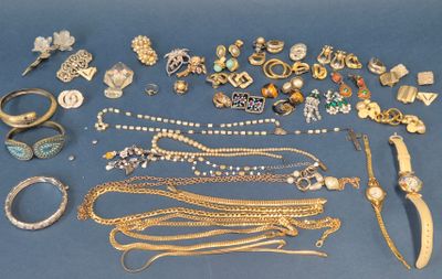 de nombreux types de bijoux différents sur un fond bleu