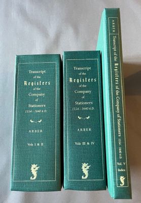 deux livres verts posés l'un sur l'autre sur une table