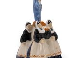 une figurine représentant une femme et un homme posée sur un gâteau