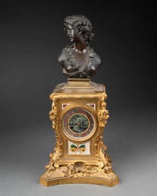 PENDULE de CHEMINE sommée d'un buste féminin La caisse haute… - Photo 1