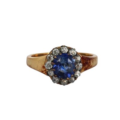 un gros plan sur une bague sertie d'un saphir bleu et de diamants