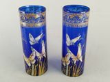 deux vases sur lesquels sont peints des oiseaux