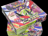Deux boîtes de jeux de cartes Pokémon sont empilées l'une sur l'autre