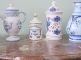 cinq vases alignés sur une table