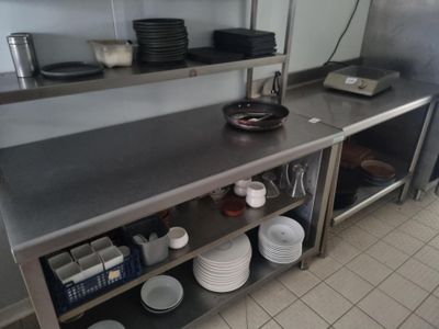 beaucoup d'assiettes et de bols sur le comptoir de la cuisine