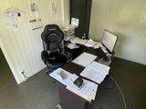 un bureau avec une chaise et un ordinateur dessus