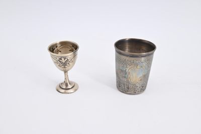 une coupe et une tasse en argent sur fond blanc