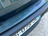 un gros plan d'une voiture avec une plaque d'immatriculation
