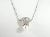 collier en argent sterling orné d'un pendentif en perle et diamants