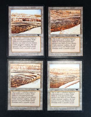 quatre cartes sur lesquelles figure l'image d'un bateau au centre