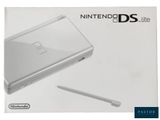 La Nintendo DS Lite se trouve dans la boîte avec un stylet