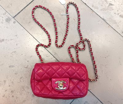 Mini sac à rabat Chanel en cuir d'agneau matelassé rouge
