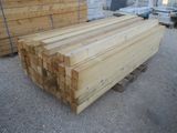 un tas de bois posé sur une palette dans une cour