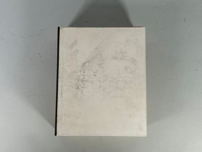 une image représentant une boîte blanche posée sur une table