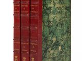 trois livres rouges superposés sur une surface blanche