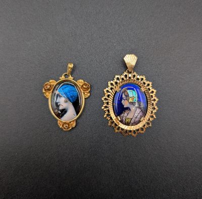 deux pendentifs en or représentant une femme et un homme