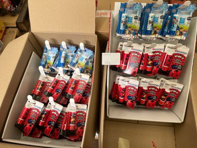 deux cartons de sodas et de bonbons posés sur la table