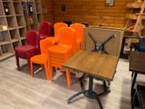 de nombreuses chaises et tables de différentes couleurs dans une pièce