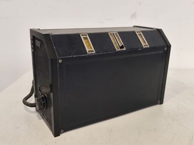 une image représentant une boîte noire sur laquelle figurent quatre boutons jaunes